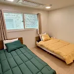 Clean 2 Supersingle Beds House