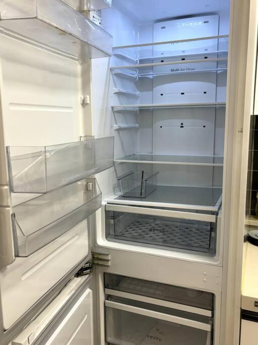 Clean 2 Supersingle Beds House
